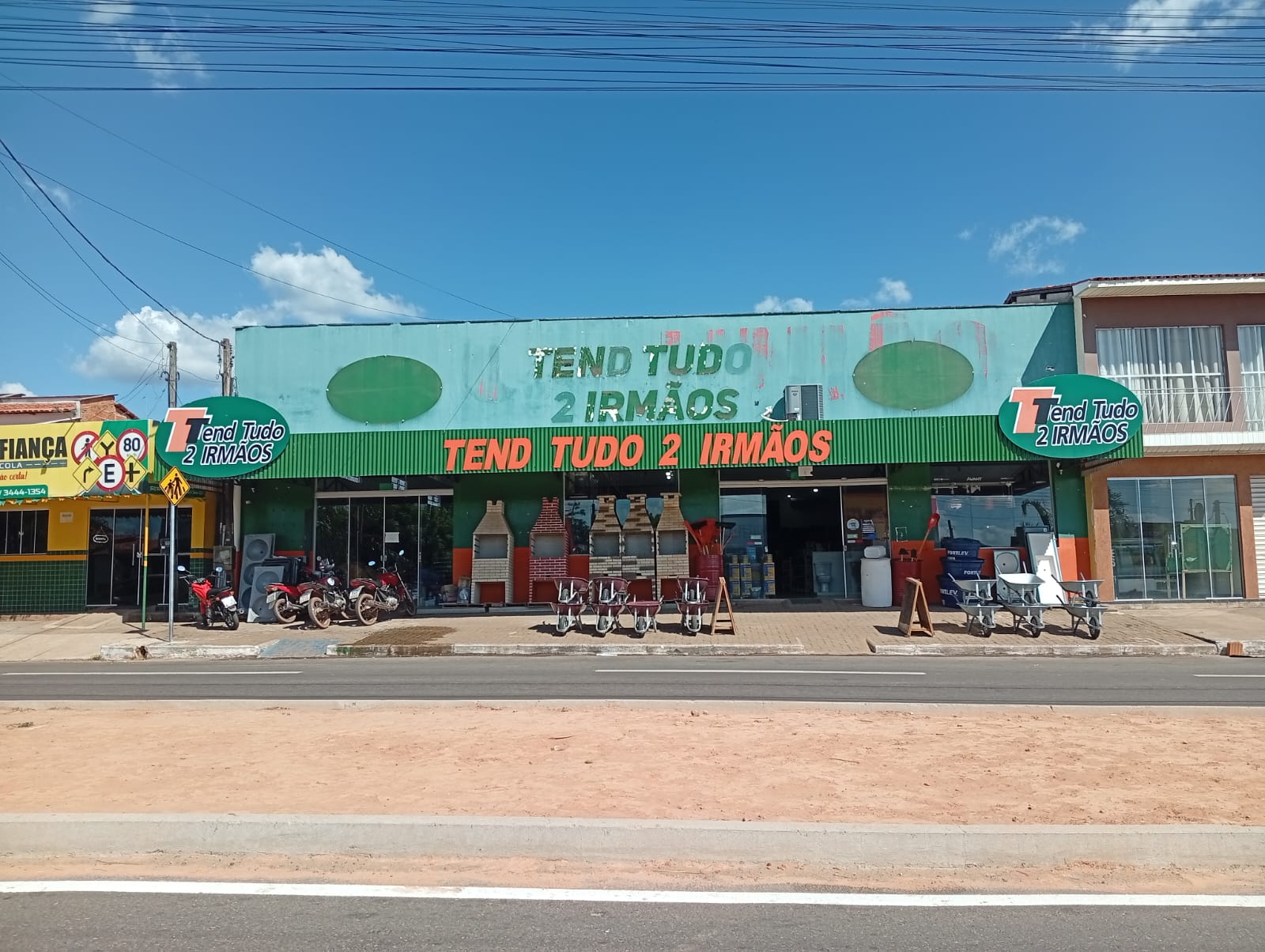 Fachada da Tend Tudo 2 Irmãos