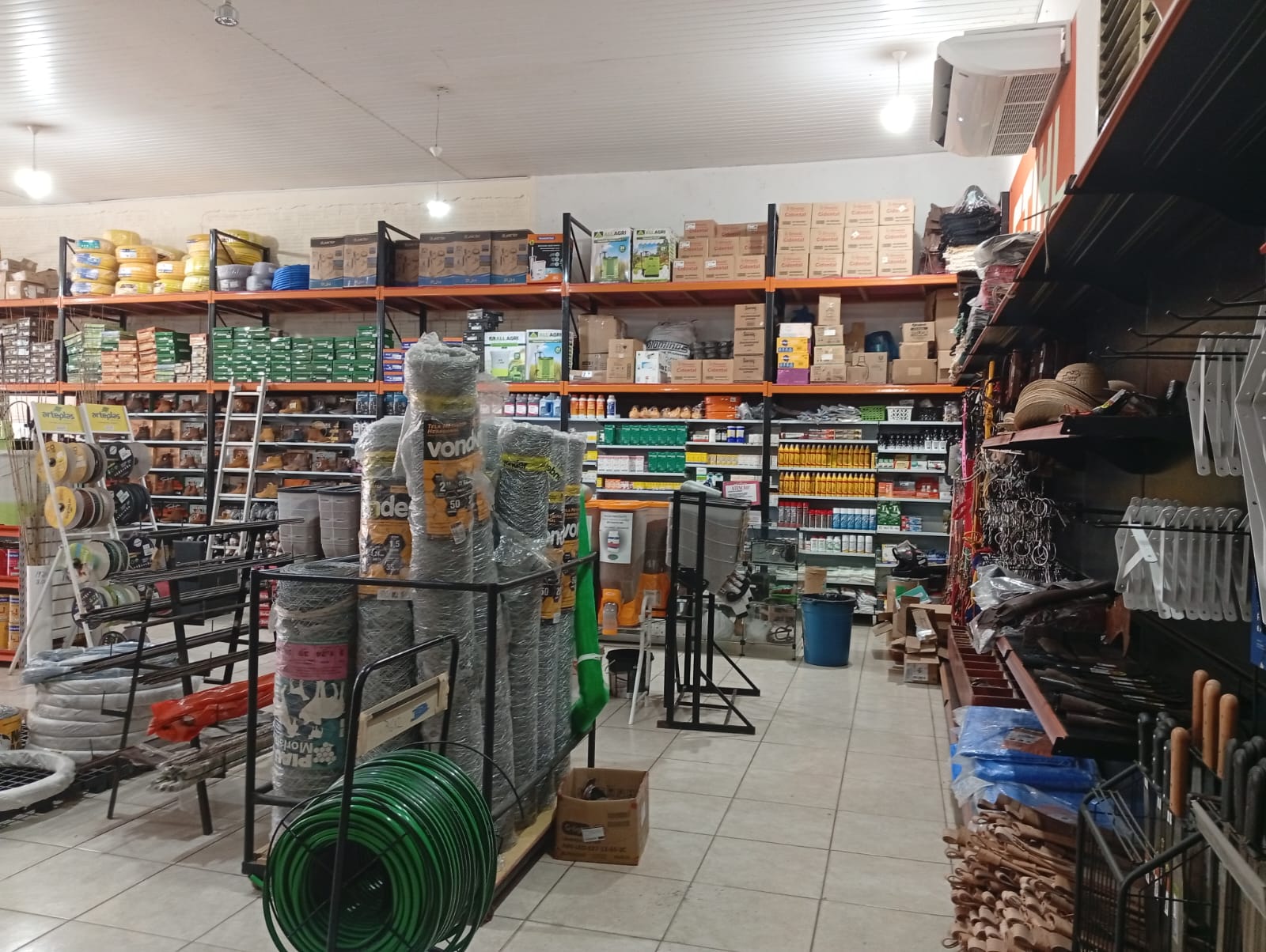 Corredor com produtos de jardinagem e ferramentas