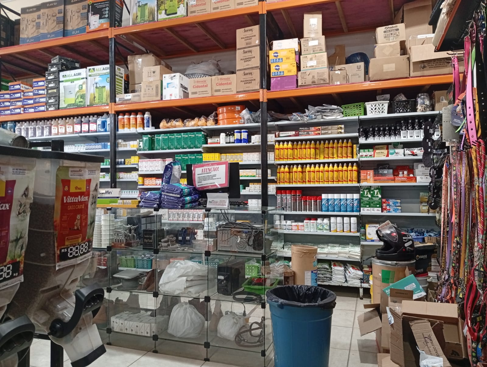Prateleiras com medicamentos e acessórios