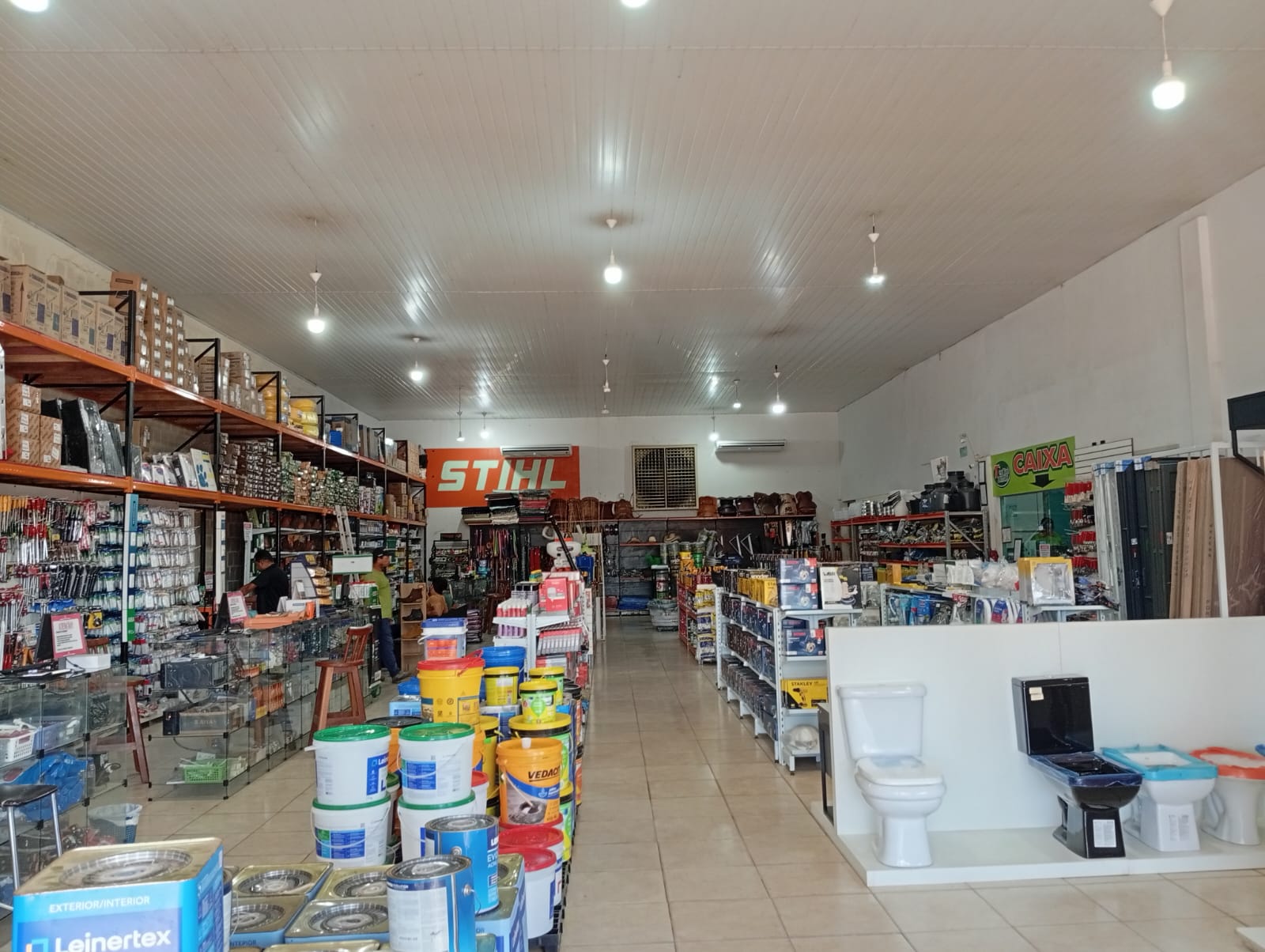Entrada da loja com corredores e produtos
