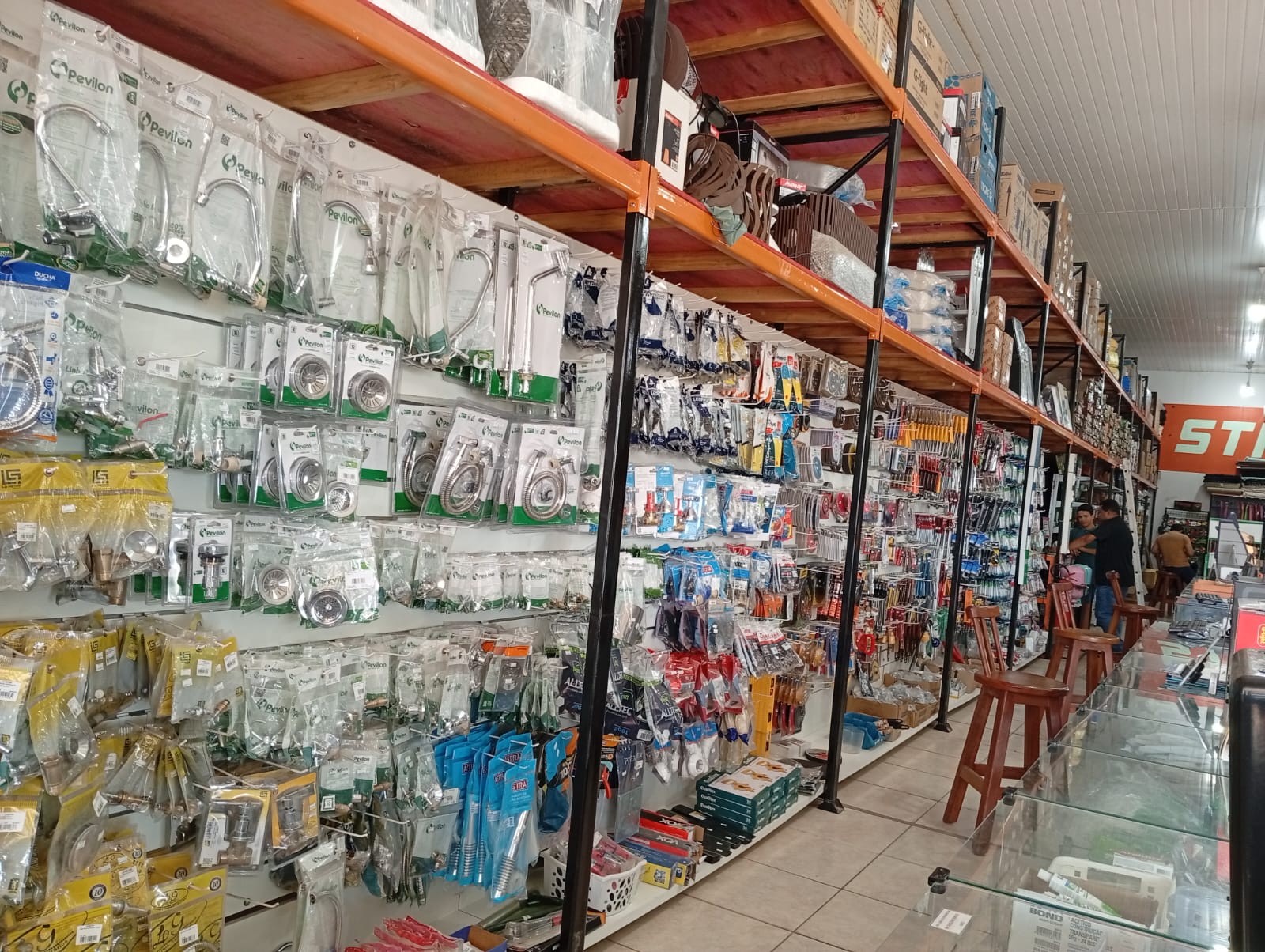 Parede com torneiras e acessórios